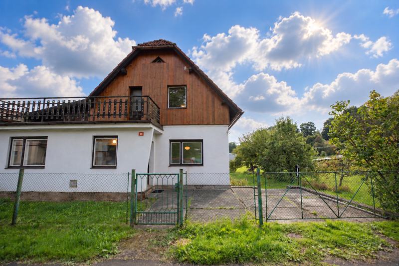 Pohled od ulice, vchod a vjezd